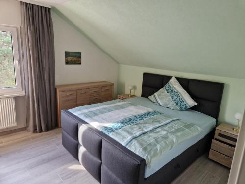Schlafzimmer mit einem Bett und einem Fenster in der Unterkunft Ferienwohnung Harmonie in Sulzbach