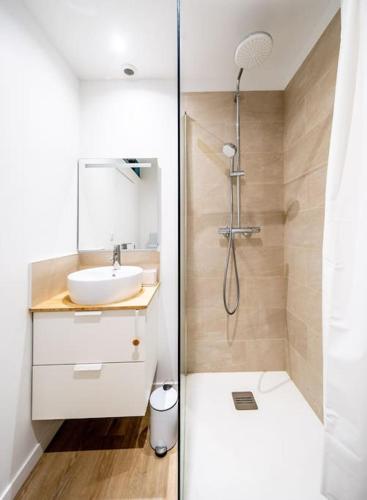 une salle de bain avec une douche, un lavabo et des toilettes dans l'établissement Le Patio de Juvénal, Beau T2, Patio, Centre Ville, à Montpellier