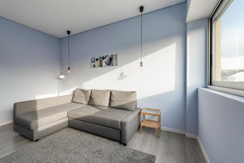 Zimmer mit einem Bett, einem Stuhl und einem Fenster in der Unterkunft GuestReady - Wellspring Bloom in Porto