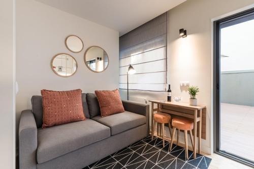 a living room with a couch and a table at GuestReady - Three Mirrors in Porto