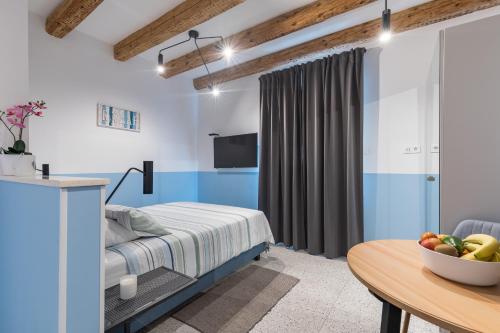 een slaapkamer met een bed en een tafel met een fruitschaal bij Luxury Studio Adriatic 2 in Split