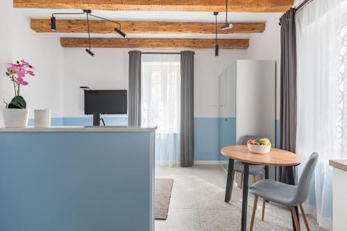 een keuken en eetkamer met een tafel en stoelen bij Luxury Studio Adriatic 2 in Split