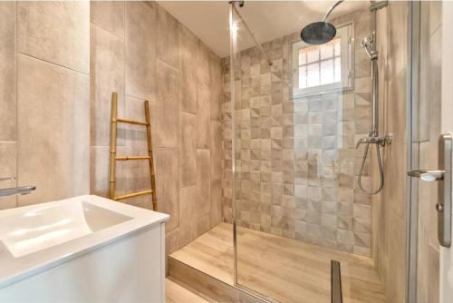 une salle de bain avec une douche et un lavabo et une cabine de douche en verre dans l'établissement Agréable 3pièces Cannes Croisette, à Cannes