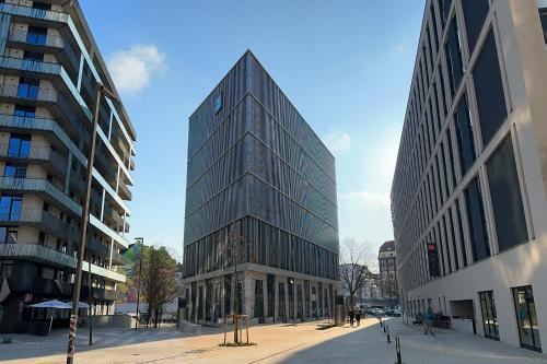 a tall building on a city street with buildings at Villa Viva - ein Haus das Brunnen baut in Hamburg