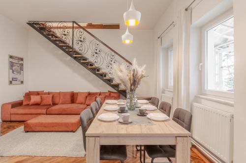 a living room with a table and a couch at Apartament Ultra-Central Premium cu Parcare Gratuita pe Malul Crisului in Oradea