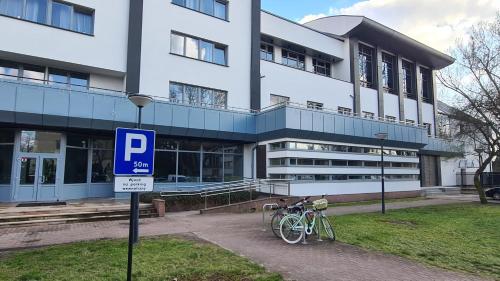 CKS Warszawa (Centrum Konferencyjno-Szkoleniowe CS Natura Tour) في وارسو: اثنين من الدراجات متوقفة أمام المبنى