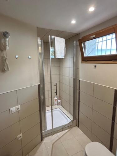 een badkamer met douche en toilet bij Studio Alba Beach in El Campello