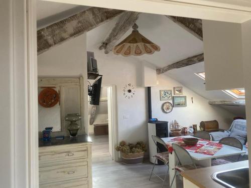 cocina y sala de estar con mesa en Casa delle farfalle, en Pontinvrea
