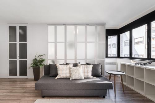 GuestReady - Gray Tones
