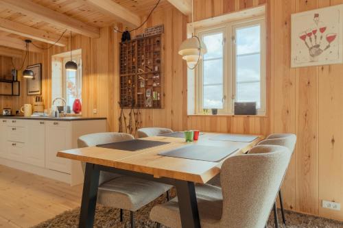 Una cocina o cocineta en Seaside Escape - 2 Bedroom Home with Stunning Views