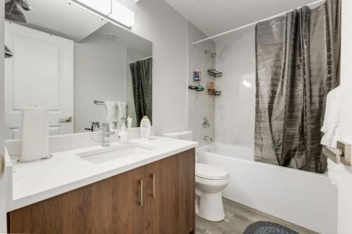 y baño con lavabo, aseo y bañera. en Calgary 1 Bedroom Near to Airport Downtown and Shopping, en Calgary