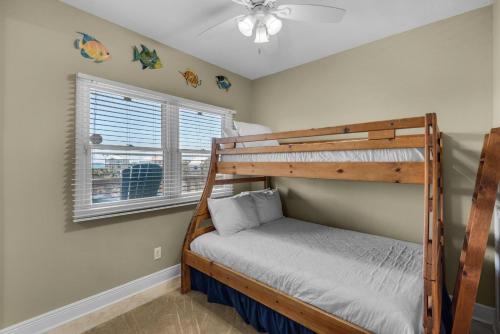 een slaapkamer met een stapelbed en een raam bij Baywatch C8 in Pensacola Beach