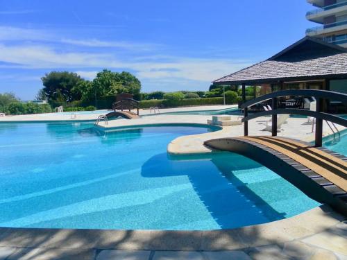 une grande piscine avec de l'eau bleue dans l'établissement appartement Nice , terrasse panoramique mer, à Nice