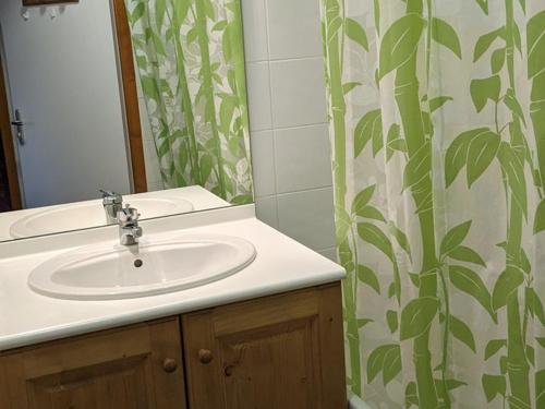 une salle de bain avec un lavabo et un rideau de douche dans l'établissement Charmant 3 pièces, balcon, au pied des pistes, parking, WIFI - FR-1-262-154, à Les Estaris