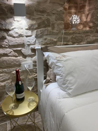 Una cama o camas en una habitación de ArcoMare Suite