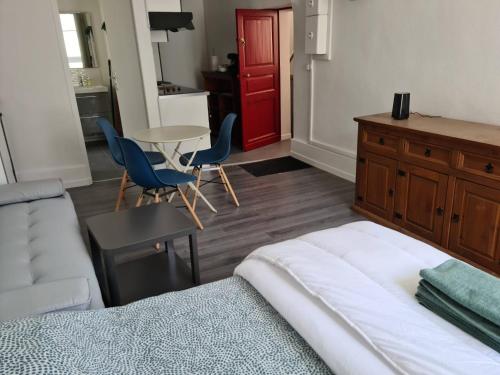 Postel nebo postele na pokoji v ubytování Beaugency-1 sur la route des Châteaux