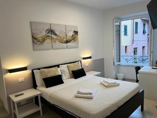 een slaapkamer met een bed met twee handdoeken erop bij Affittacamere Sull'Arco in Monterosso al Mare