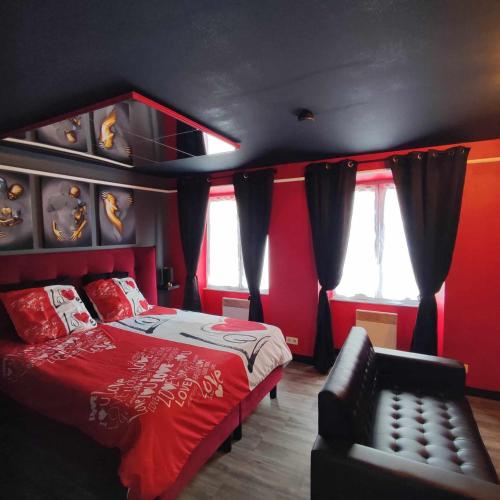 Saint-Pierre-de-PlesguenにあるL'évasion Plaisir Privé SPAの赤いベッドルーム(ベッド1台、ソファ付)
