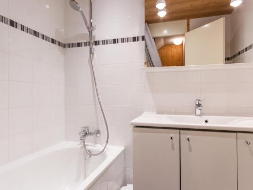 baño blanco con ducha y lavamanos en Appartement Plagne Villages, 2 pièces, 6 personnes - FR-1-181-2624, en La Plagne Tarentaise