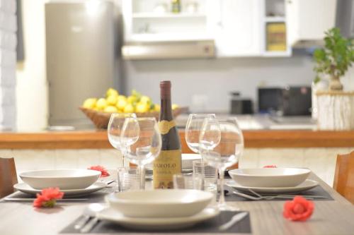 un tavolo con una bottiglia di vino e bicchieri di Entire apartment in villa with parking a Frascati
