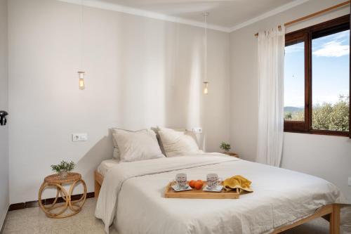 um quarto com uma cama com uma bandeja de comida em Flateli Begur Muntanya em Begur