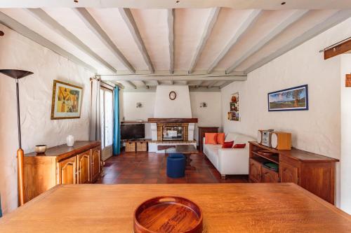 un salon avec une table et un canapé dans l'établissement Maison à la campagne et à 15mn des principales villes de la côte, à Briscous