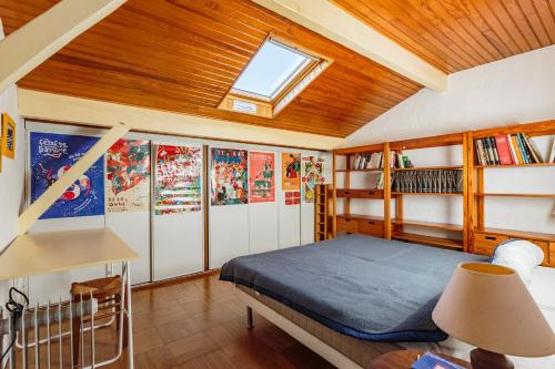 une chambre avec un lit et un plafond en bois dans l'établissement Maison à la campagne et à 15mn des principales villes de la côte, à Briscous