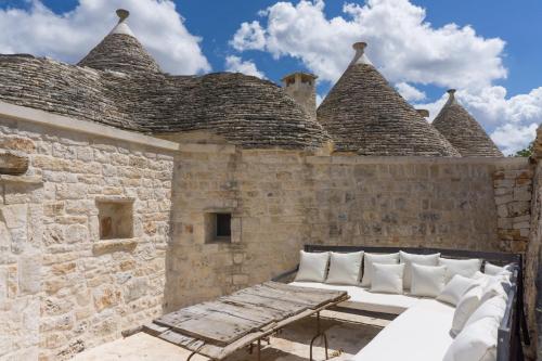a wall with a bed in front of a building at Le Dieci Porte in Alberobello