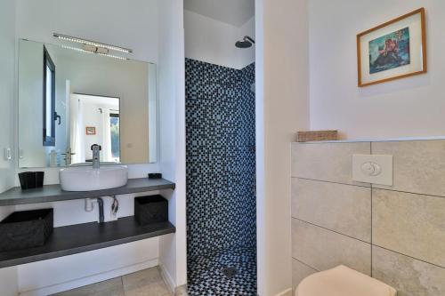 une salle de bain avec un lavabo et une douche dans l'établissement Villa Mita, à Cassis