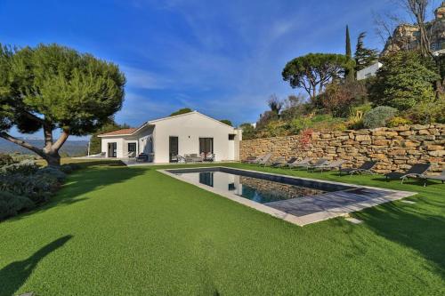 une cour arrière avec une piscine et une maison dans l'établissement Villa Mita, à Cassis