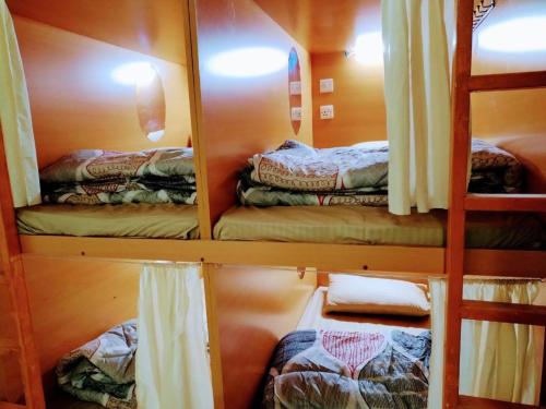 Zimmer mit einem Etagenbett und einem Spiegel in der Unterkunft Dubai POD Capsule Hostel Near Sharaf DG & Burjuman Metro Station in Dubai
