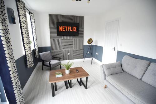 リンカーンにあるModern 4 bed - Lincoln - Parkingのソファとテーブルのあるリビングルーム