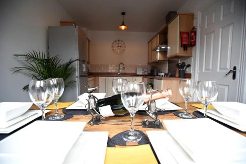 リンカーンにあるModern 4 bed - Lincoln - Parkingのワイングラス付きテーブル