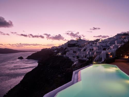 una villa con vistas al océano en Olvos Luxury Suites en Oia