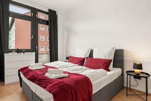 1 dormitorio con 1 cama grande y 2 ordenadores portátiles. en Zentrales Apartment – 2 Boxspringbetten – Netflix, en Kassel