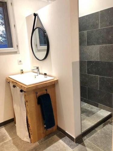 une salle de bain avec un lavabo et une douche dans l'établissement Maison bois tout confort proche du lac et de l'océan, à Hourtin