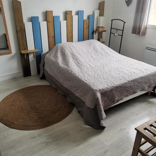 une chambre avec un lit et un parquet dans l'établissement Joli appt cocooning au pied des dunes, à Berck-sur-Mer