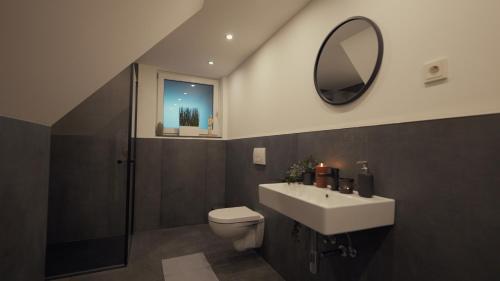 薩維靈恩的住宿－Monteurzimmer Pavan, K1 KEINE Ferienwohnung，一间带水槽、卫生间和镜子的浴室