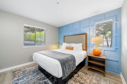 a bedroom with a bed and a blue wall at Newly Renovated Atlanta Condo Prime Buckhead Atl in Atlanta