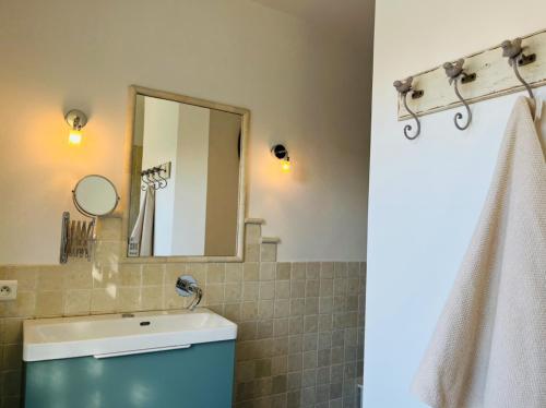 bagno con lavandino e specchio di Proche Avignon au calme a Les Angles Gard