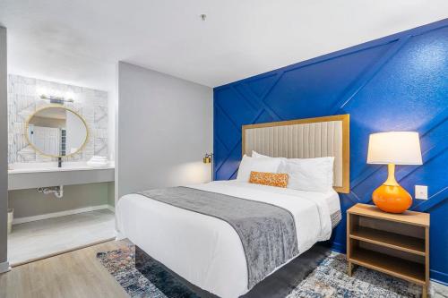 a bedroom with a large bed with a blue wall at Newly Renovated Atlanta Condo Prime Buckhead Atl in Atlanta