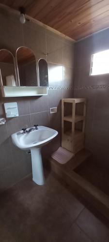 吉拉諾貝爾格拉諾的住宿－La Nona，一间带白色水槽和窗户的浴室
