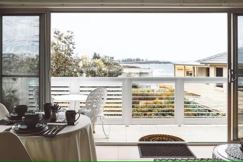 Μπαλκόνι ή βεράντα στο Shutters-Oceanfront-Seaview-Private-On Coastal Walk at Liittle Blowhole