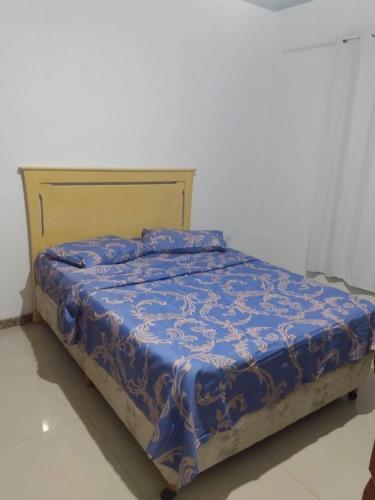 - un lit avec une couette bleue dans l'établissement Pousada Margareth Nobre, à Pântano Grande