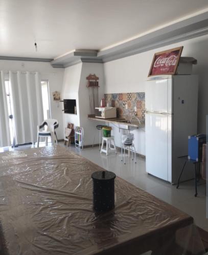 un salon avec un réfrigérateur et une table dans l'établissement Pousada Margareth Nobre, à Pântano Grande