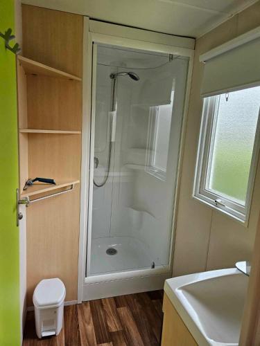 une salle de bain avec douche et lavabo dans l'établissement Mobil home 6 personnes Alsace, à Biesheim