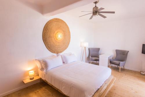 sypialnia z łóżkiem z koszem na suficie w obiekcie SALT SUITES MILOS w mieście Pollonia