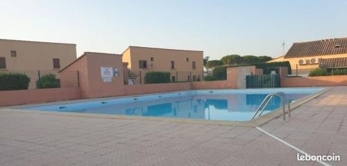 une piscine au milieu d'un immeuble dans l'établissement Les Coralines - Jolie villa de vacances - Piscine - Wifi - Clim, à Saint-Cyprien