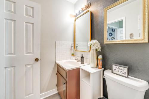 ein Badezimmer mit einem Waschbecken, einem Spiegel und einem WC in der Unterkunft Colorful Hopewell Home about 5 Mi to the James River! in Hopewell