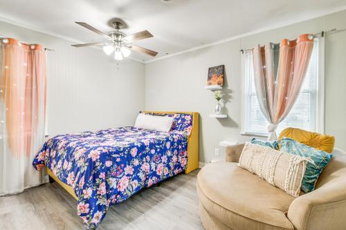 ein Schlafzimmer mit einem Bett und einem Sofa in der Unterkunft Colorful Hopewell Home about 5 Mi to the James River! in Hopewell